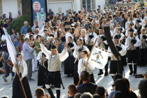 La Escola de Gaitas de Ortigueira actúa este miércoles, durante el primer día del festival internacional del mundo Celta Ortigueira (A Coruña). EFE/ Kiko Delgado