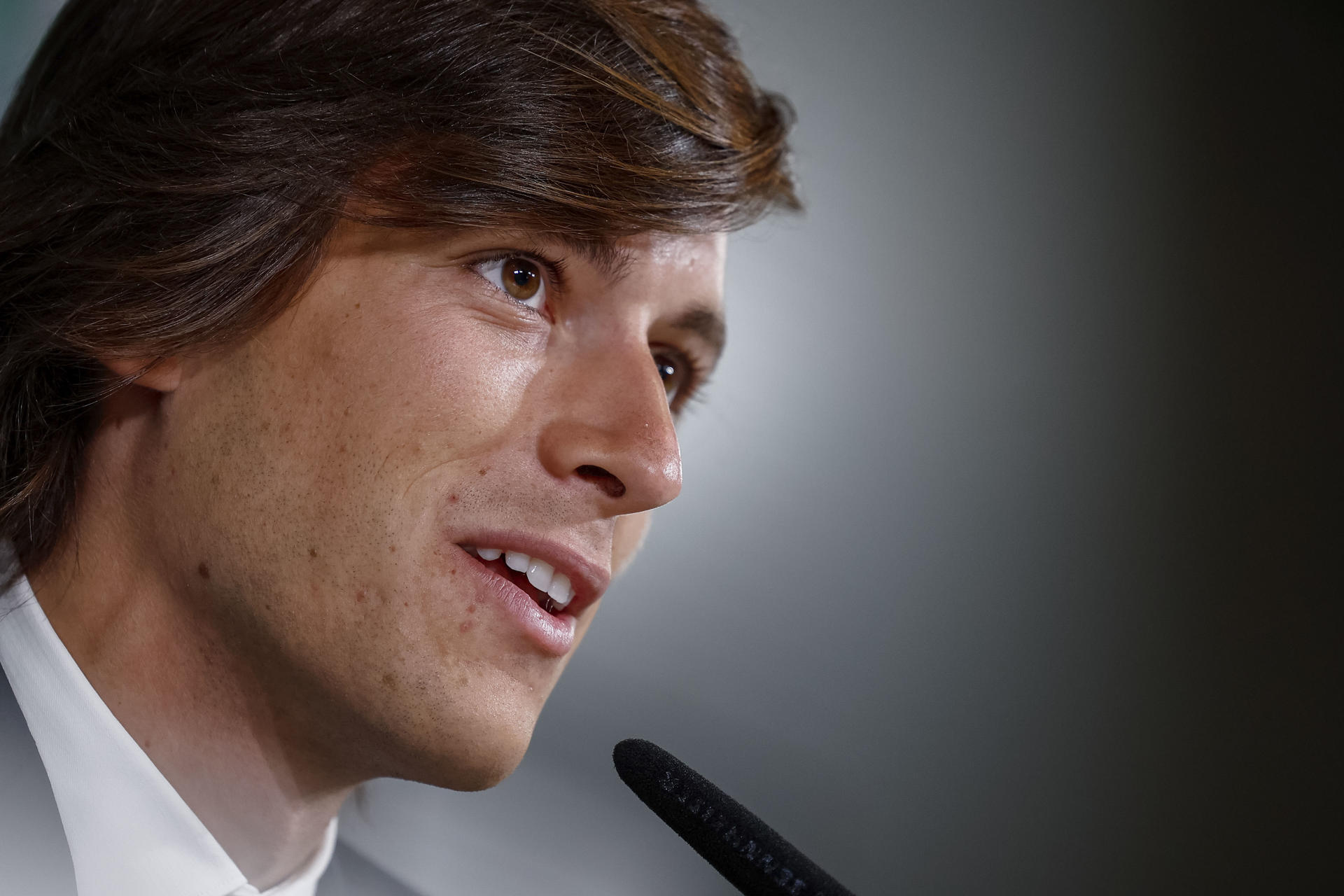 El jugador Álvaro Carreras durante su presentación oficial como nuevo jugador del Real Madrid en la Ciudad Deportiva de Valdebebas, en Madrid. EFE/ Daniel Gonzalez