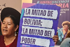Fotografía tomada el pasado 26 de junio de 2025 de una mujer al participar en el foro "Por la Igualdad, hacia la Bolivia que queremos", con candidatos y candidatas presidenciales, en La Paz (Bolivia). EFE/Gina Baldivieso