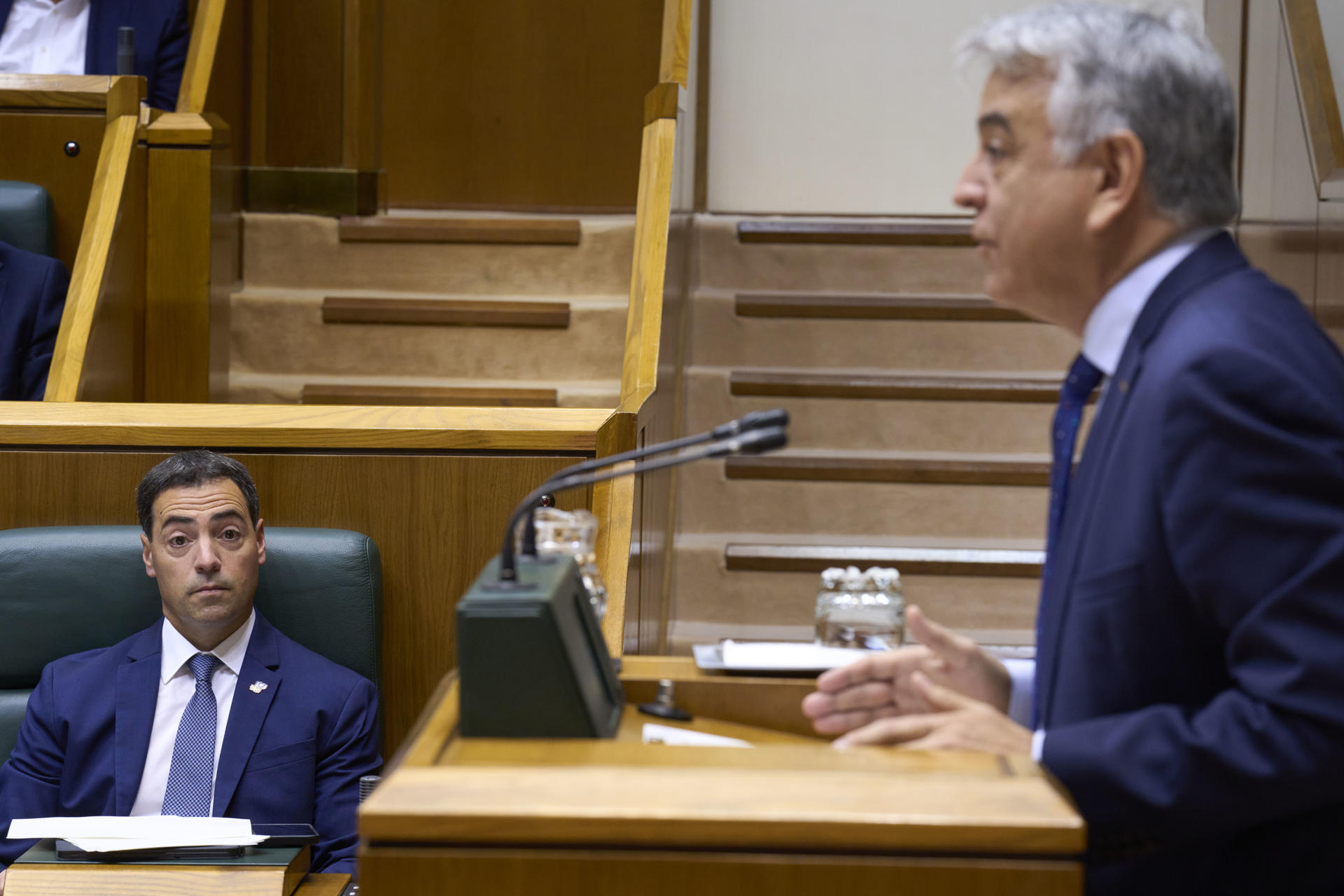 El lehendakari Imanol Pradales (i) escucha la pregunta del presidente del PP, Javier de Andres (d) en la Cámara Vasca . EFE/ ADRIÁN RUIZ HIERRO