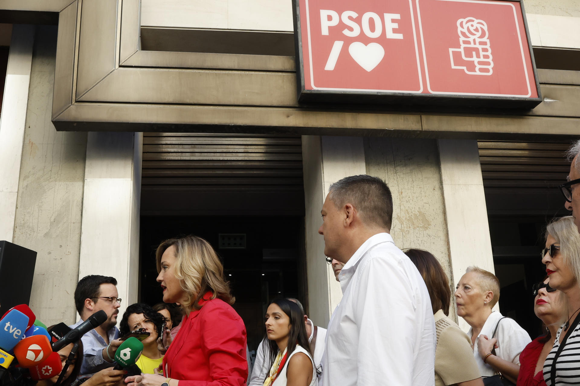 MADRID, 05/07/2025.- La ministra de Educación y portavoz del Gobierno, pilar Alegría, hace declaraciones a los medios a las puertas de la sede del PSOE en la madrileña calle de Ferraz, donde hoy tiene lugar el Comité Federal del PSOE. EFE/ Javier Lizón