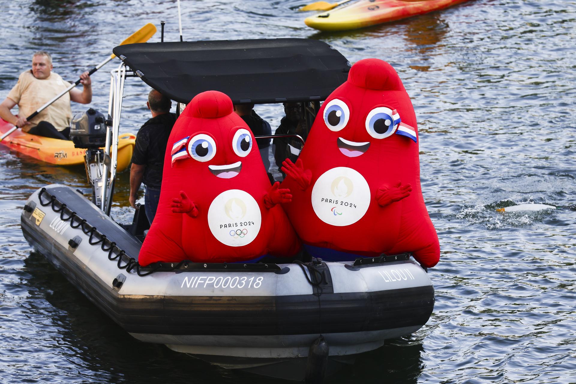 Los Frigios, mascotas de los Juegos Olímpicos y Paralímpicos de París 2024, a bordo de una embarcación durante un desfile de más de 100 barcos por el río Sena, en el marco del Festival del Sena, como parte de las celebraciones del primer aniversario de los Juegos Olímpicos de París 2024. EFE/EPA/TERESA SUAREZ