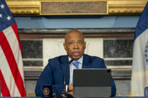 Fotografía de archivo del alcalde de Nueva York, Eric Adams, durante una conferencia de prensa, en la sede de la alcaldía, en Manhattan (NY, EE.UU.). EFE/Ángel Colmenares