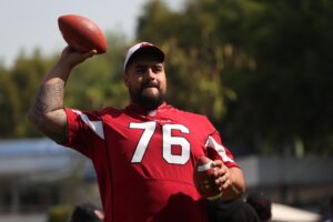 Fotografía de archivo del jugador de los Arizona Cardinals de la NFL, Will Hernández, durante una convivencia en Ciudad de México (México). EFE/Sáshenka Gutiérrez