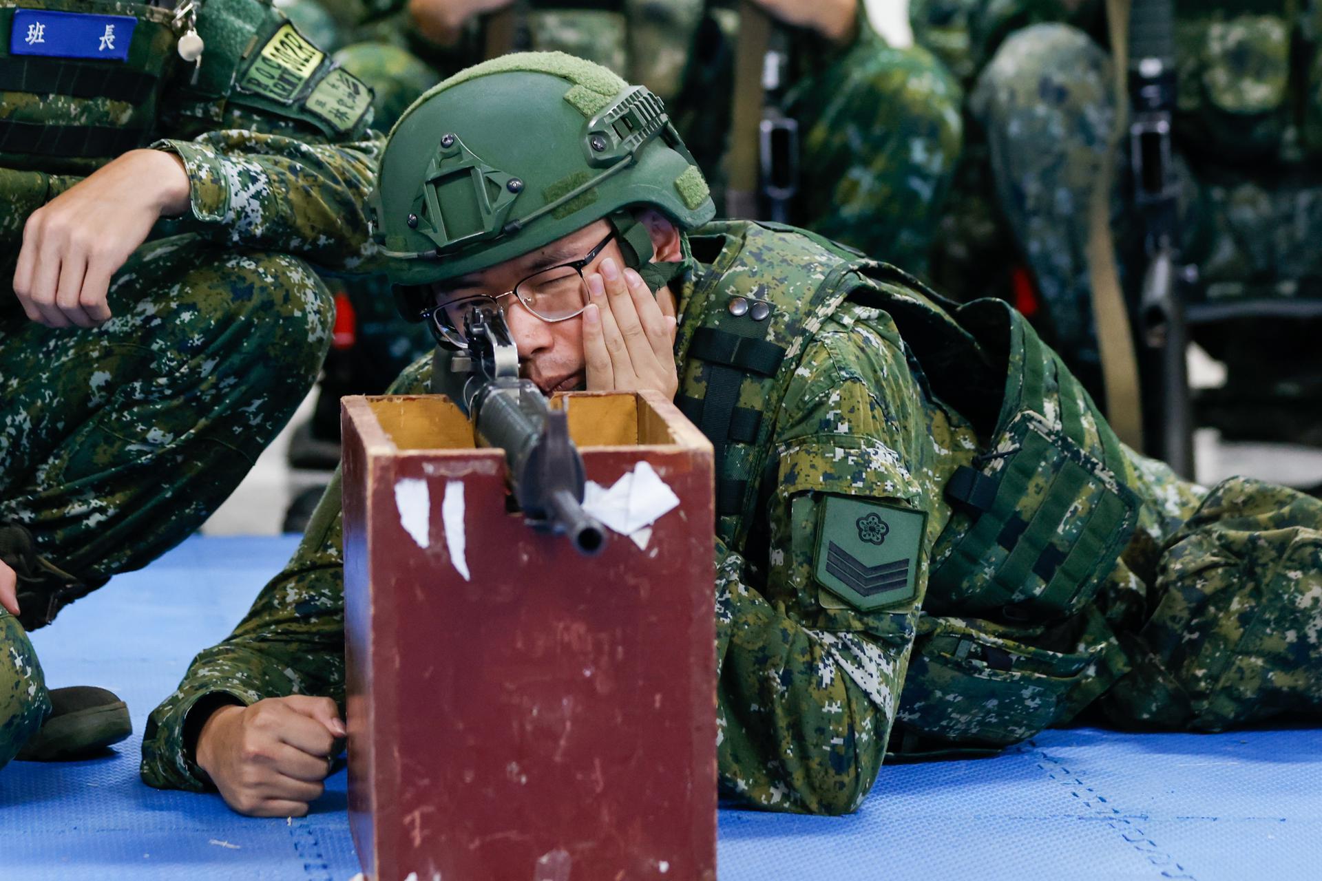 Reservistas militares taiwaneses realizan entrenamiento previo al combate durante los ejercicios militares anuales Han Kuang en el condado de Miaoli, Taiwán. EFE/EPA/RITCHIE B. TONGO