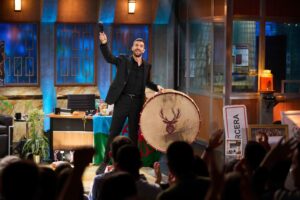 'La Revuelta' se va este jueves de vacaciones tras una temporada que el propio David Broncano ha calificado de muy buena e intensa, con datos de audiencia notables que le han hecho líder durante un buen tiempo, aunque en el balance anual, y tras muchos pulsos con 'El Hormiguero', el programa de Pablo Motos sigue siendo el número uno indiscutible. EFE/RTVE