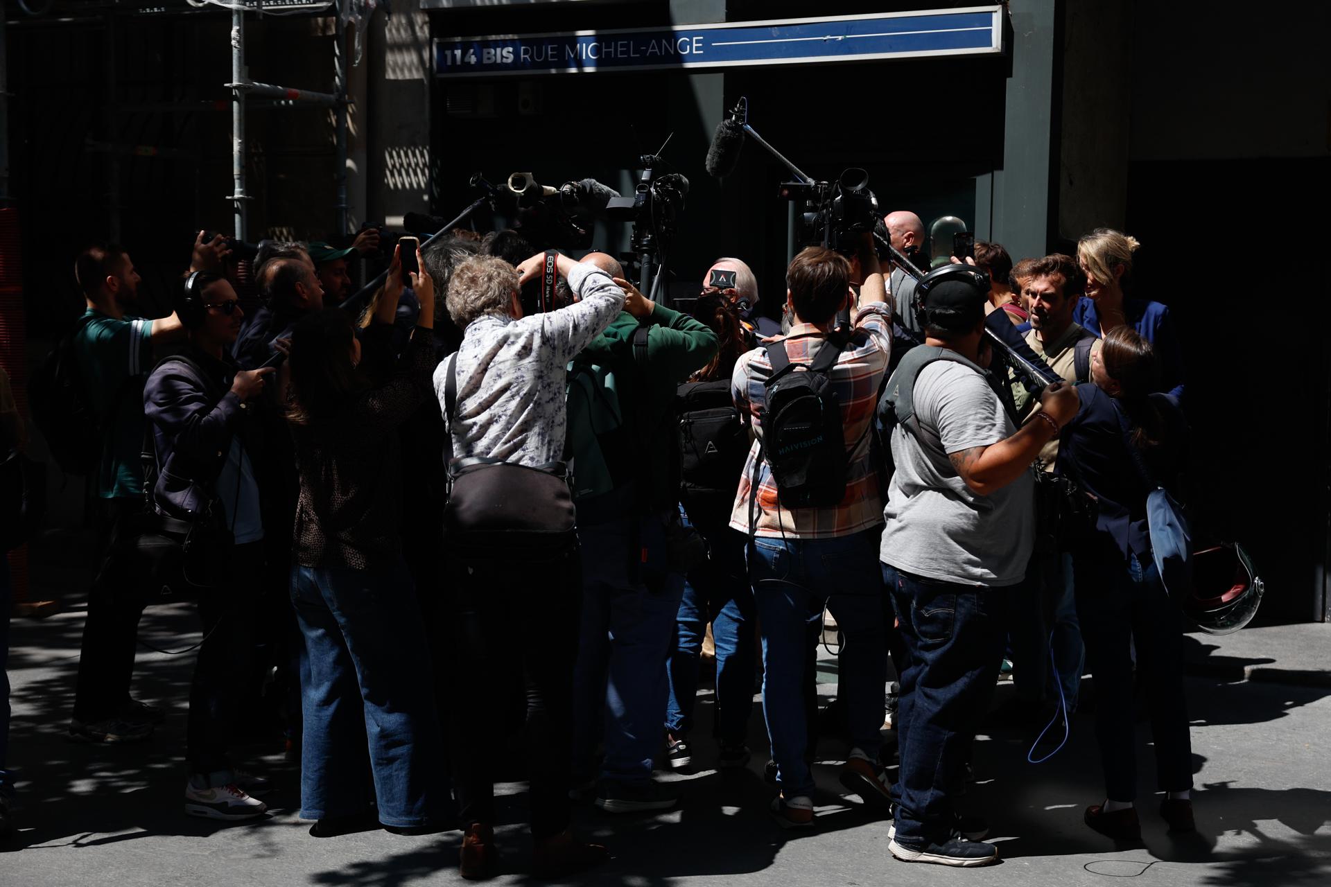 Periodistas se reúnen este miércoles en el exterior de la sede del partido de extrema derecha Rassemblement National (RN) en París, Francia tras redadas policiales. EFE/EPA/Mohammed Badra
