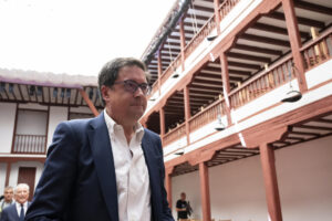 El ministro para la Transformación Digital y de la Función Pública, Óscar López visita este jueves el Corral de Comedias de Almagro durante la celebración de la 48 edición del Festival Internacional de Teatro Clásico de Almagro. EFE/Jesús Monroy