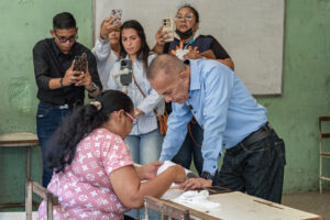 El exgobernador Manuel Rosales llega a una mesa de votación durante las elecciones municipales este domingo, en Maracaibo (Venezuela). EFE/ Henry Chirinos