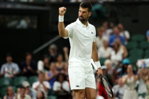 El tenista serbio Novak Djokovic durante el partido de primera ronda ante el francés Alexandre Muller en Wimbledon. EFE/EPA/NEIL HALL