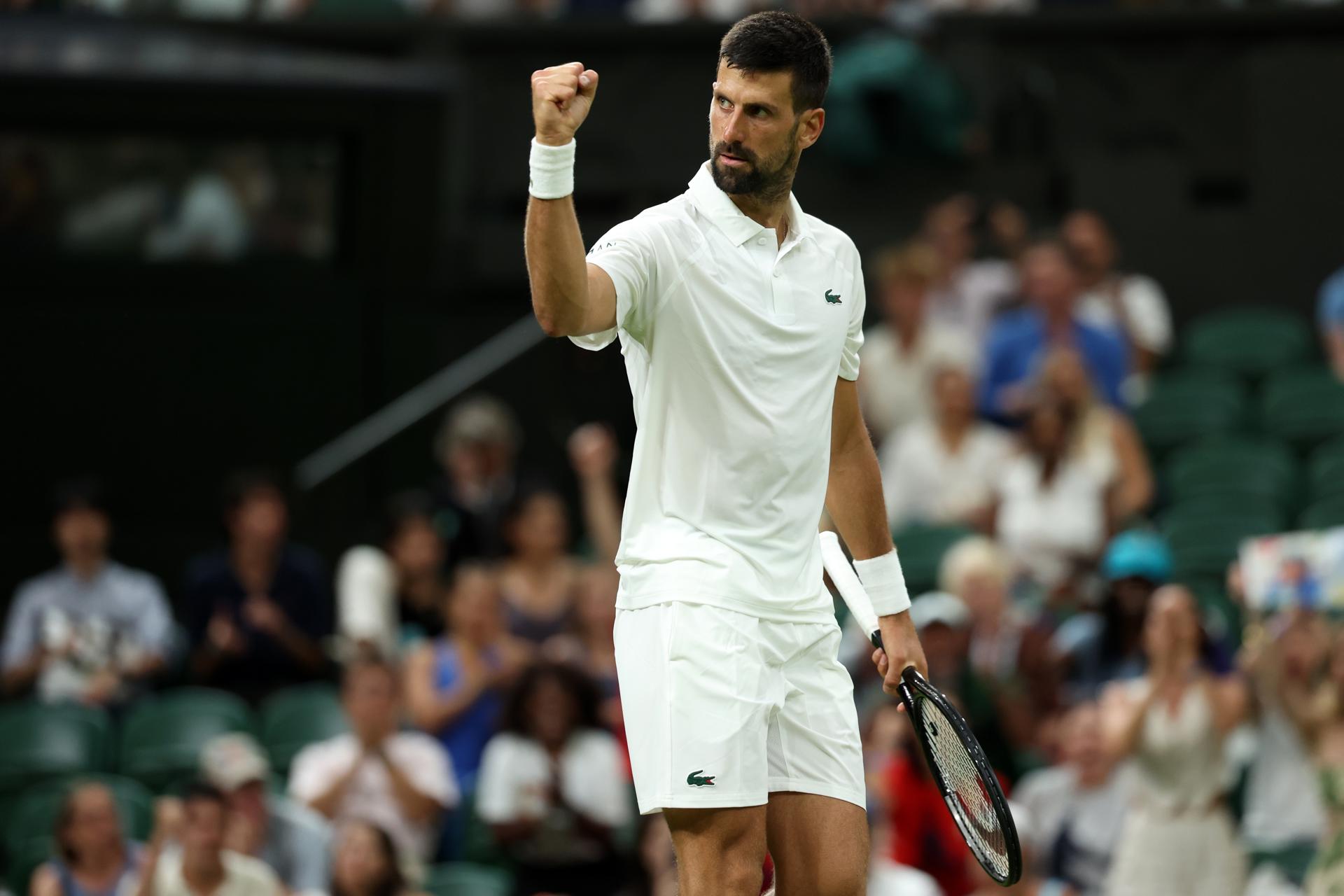 El tenista serbio Novak Djokovic durante el partido de primera ronda ante el francés Alexandre Muller en Wimbledon. EFE/EPA/NEIL HALL