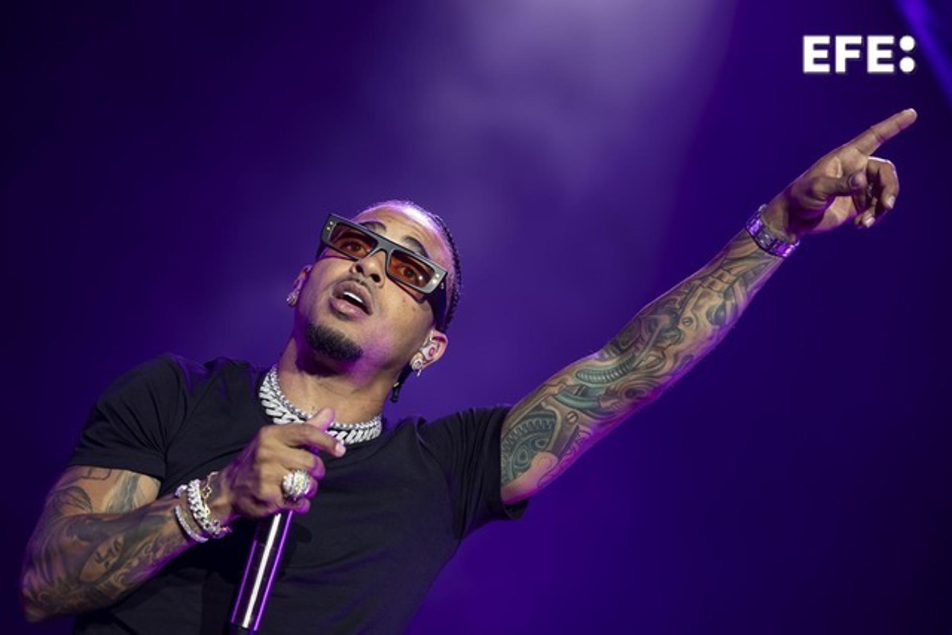Ozuna durante el concierto ha ofrecido en el Marenostrum de Fuengirola. EFE/Daniel Pérez.