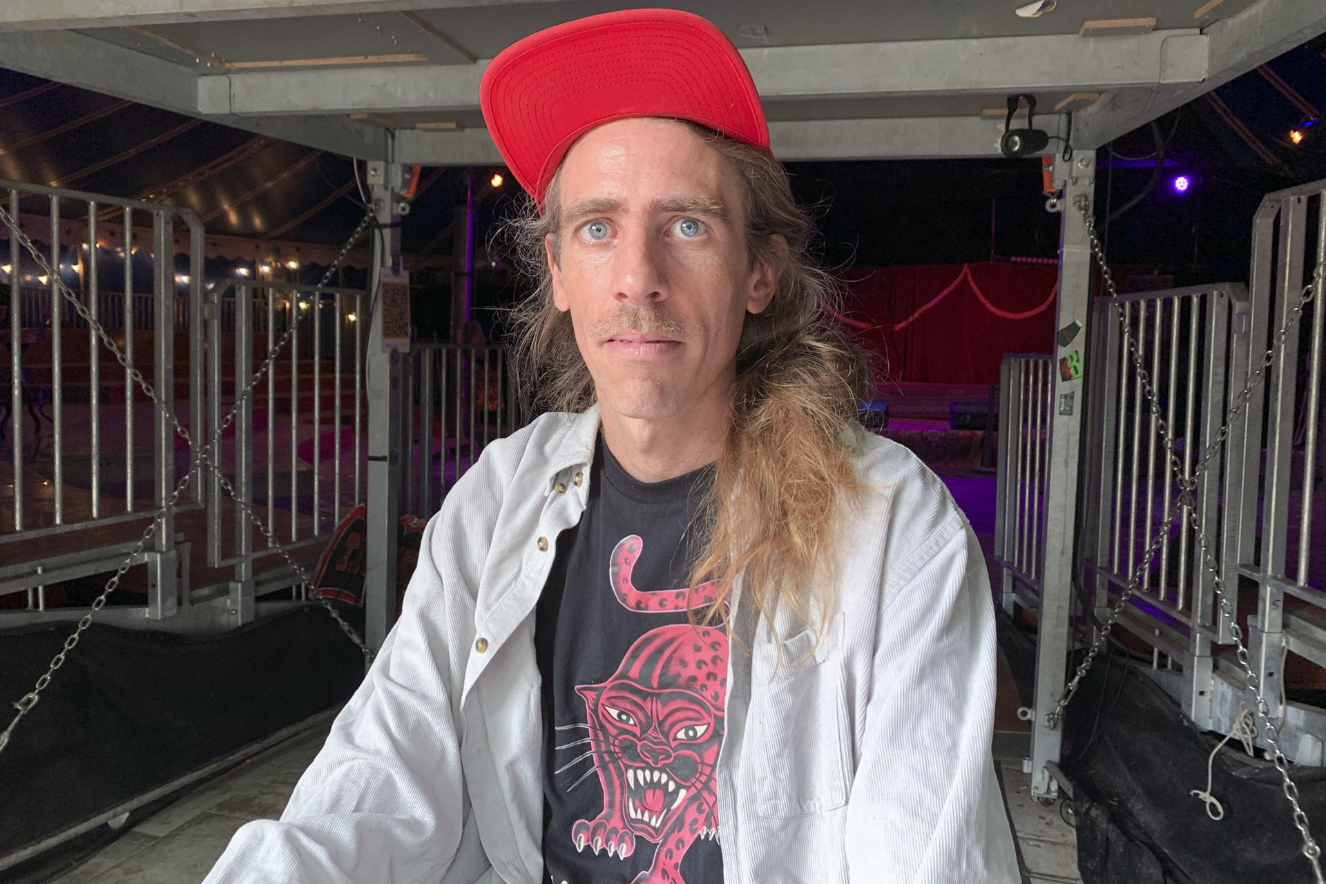 El circo 'Mond' (Luna), cofundado y liderado por el extremeño Juan Miguel Gañán, con su carpa azul y amarilla situada en uno de los otrora típicos terrenos baldíos del centro de Berlín, ofrece a sus visitantes un viaje cultural a la capital alemana de los noventa y primeros años de este siglo, cuando afloraban pujantes iniciativas como las que dirige este empresario y payaso español. EFE/Salvador Martínez Mas
