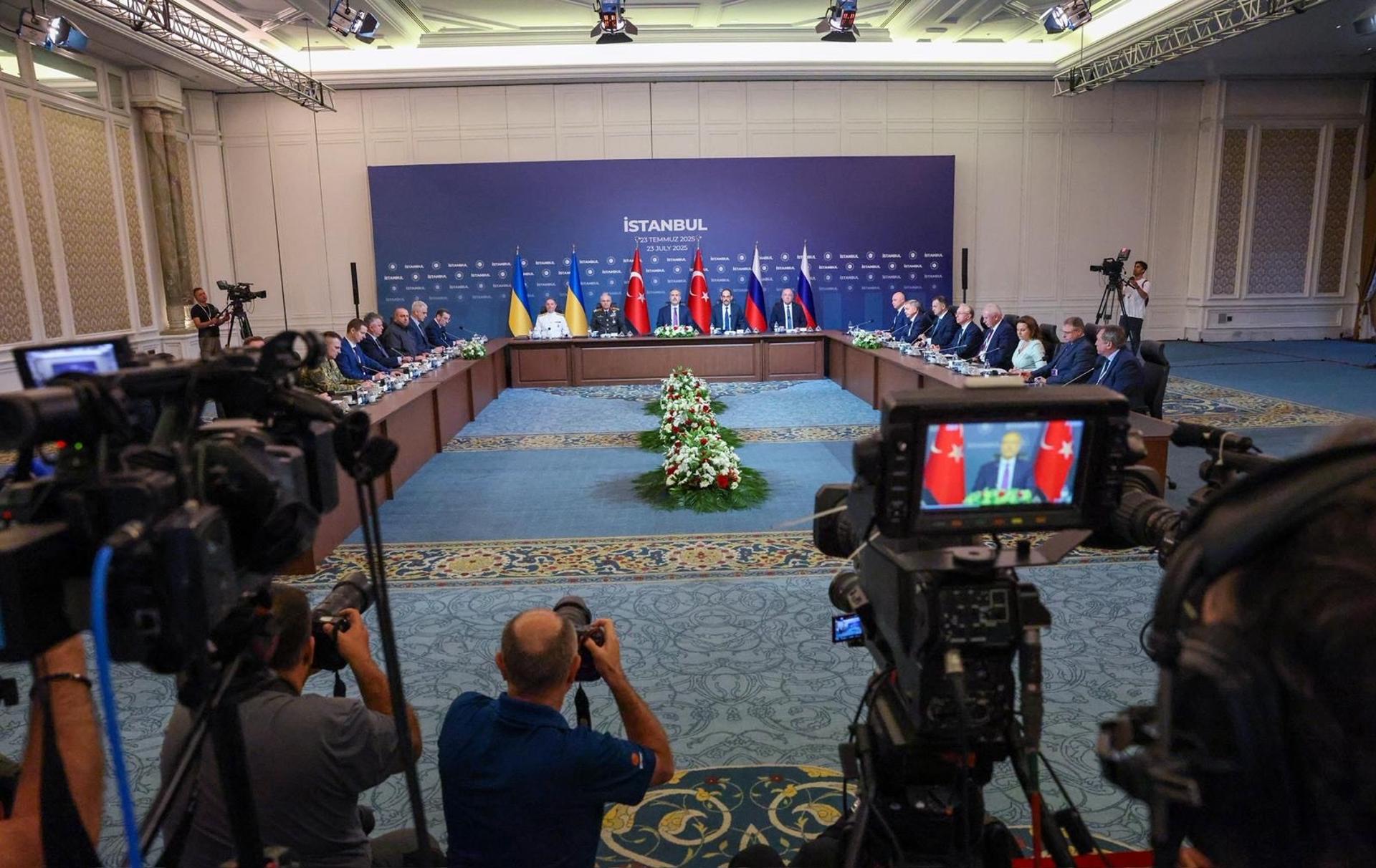 Fotografía facilitada este miércoles, 23 de julio, por la oficina de prensa del Ministerio de Asuntos Exteriores de Turquía de una vista general de la tercera ronda de conversaciones de paz entre delegaciones de Rusia (d) y Ucrania (i), en el Palacio Ciragan de Estambul (Turquía) EFE/Muhammed Kurtar
