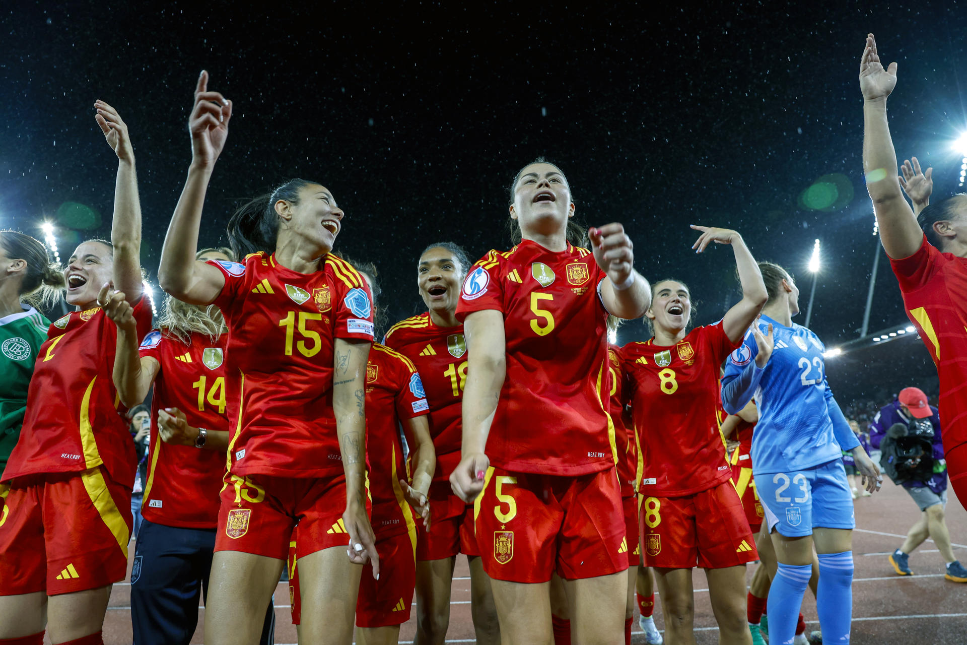 Las jugadoras de la selección española celebran su victoria a la finalización del encuentro correspondiente a la semifinal de la Eurocopa Femenina 2025 que han disputado este miércoles ante Alemania. EFE/ Ana Escobar