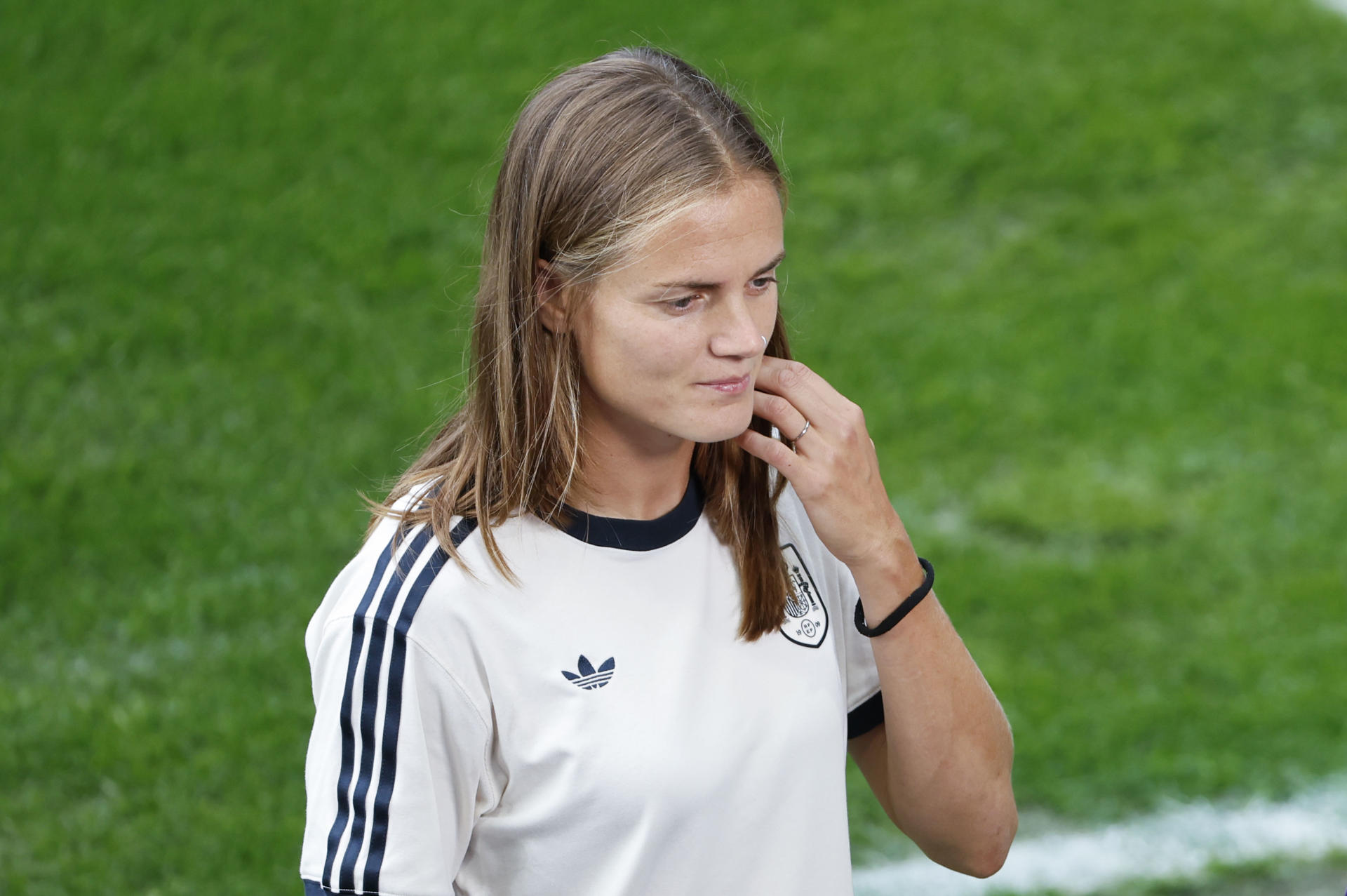 La capitana de la selección española Irene Paredes atiende a los medios antes del entrenamiento este sábado, en el St. Jakob Park de Basilea
