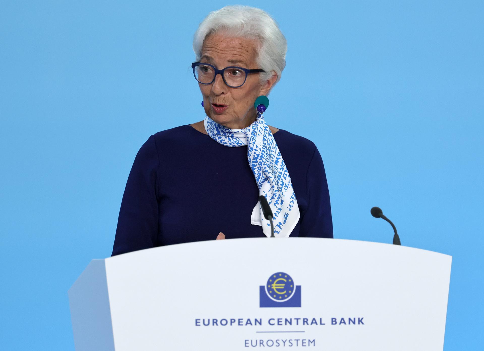 La presidenta del Banco Central Europeo (BCE), Christine Lagarde, interviene este jueves en una rueda de prensa tras la reunión del Consejo de Gobierno del BCE en Frankfurt (Alemania). EFE/EPA/RONALD WITTEK