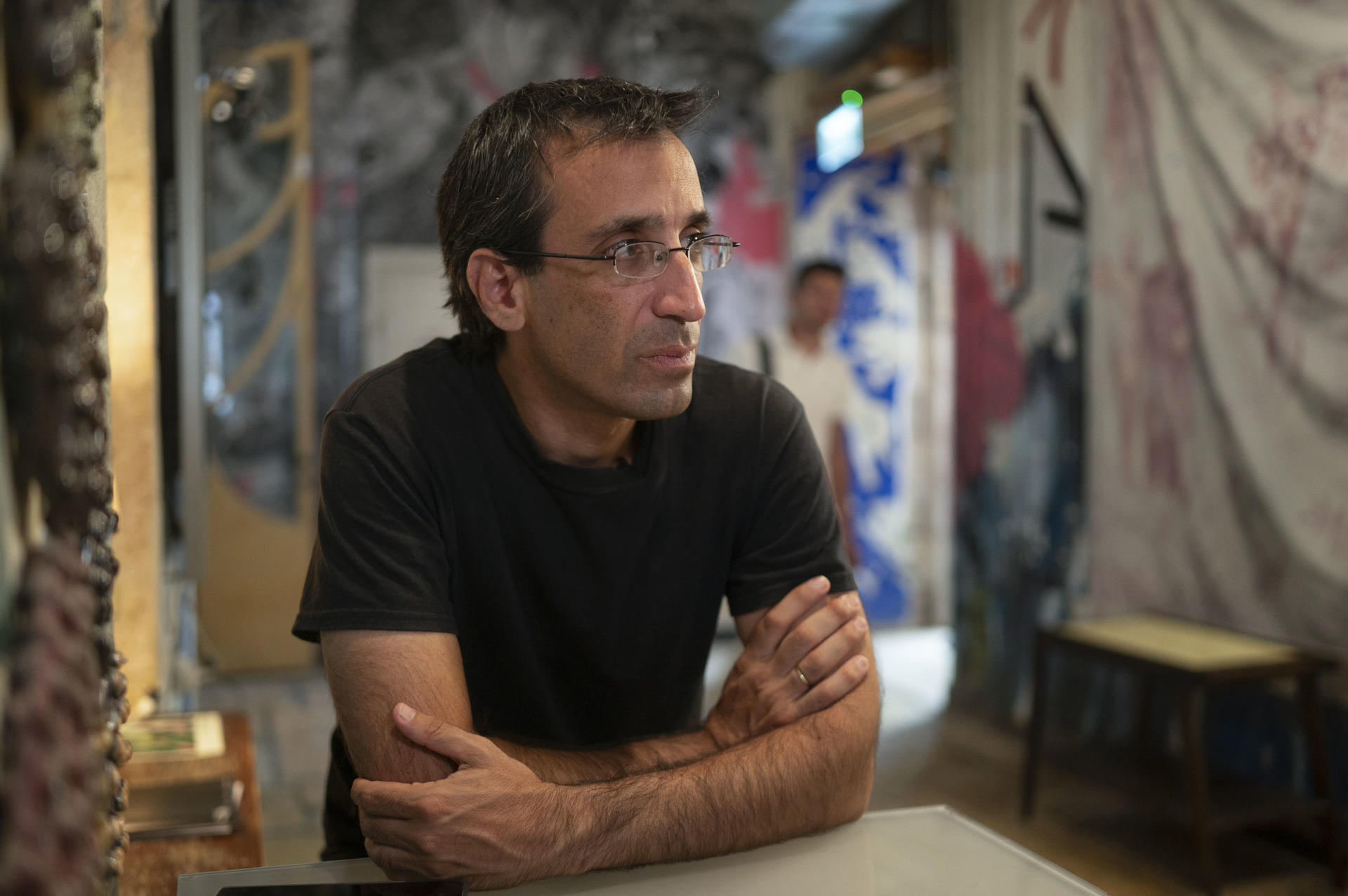 El historiador israelí Lee Mordechai, doctorado en Historia por la Universidad de Princeton, podría ser considerado por muchos una anomalía. Desde hace un año y medio documenta posibles crímenes de guerra perpetrados por su país en Gaza, y no duda en mencionar esa palabra que pocos quieren oír: genocidio. "Aquí (en Israel) que todo está relacionado con la Segunda Guerra Mundial... nos preguntamos, ¿cómo pudo pasar eso? Todos mantuvieron una vida normal. Y ahora vemos que puede volver a ocurrir, que no es tan difícil", dice Mordechai, en una entrevista con EFE en Jerusalén. EFE/ Magda Gibelli
