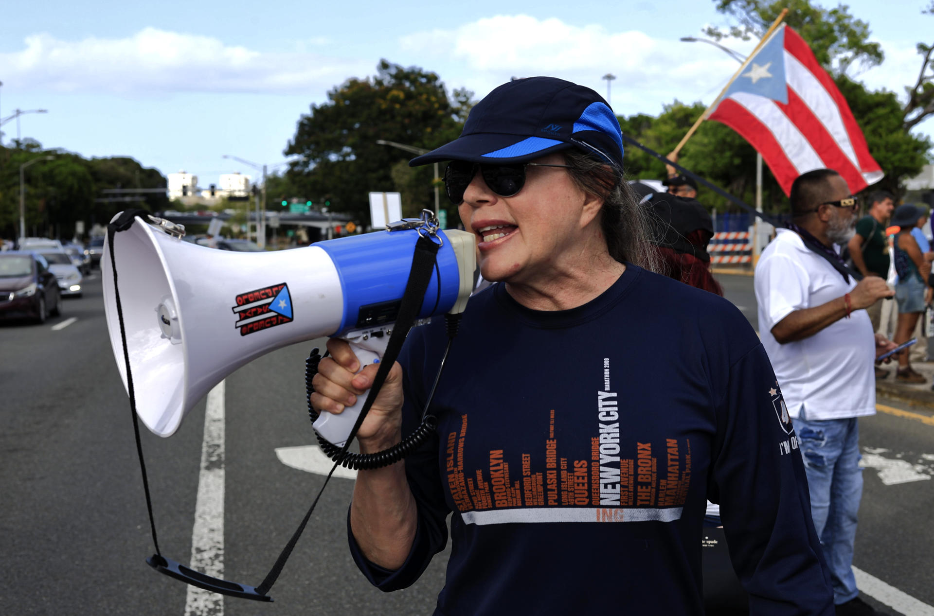 Una persona participa en una manifestación en contra de la compañía Luma Energy este martes, en la Plaza Las Américas en San Juan (Puerto Rico). EFE/Thais Llorca