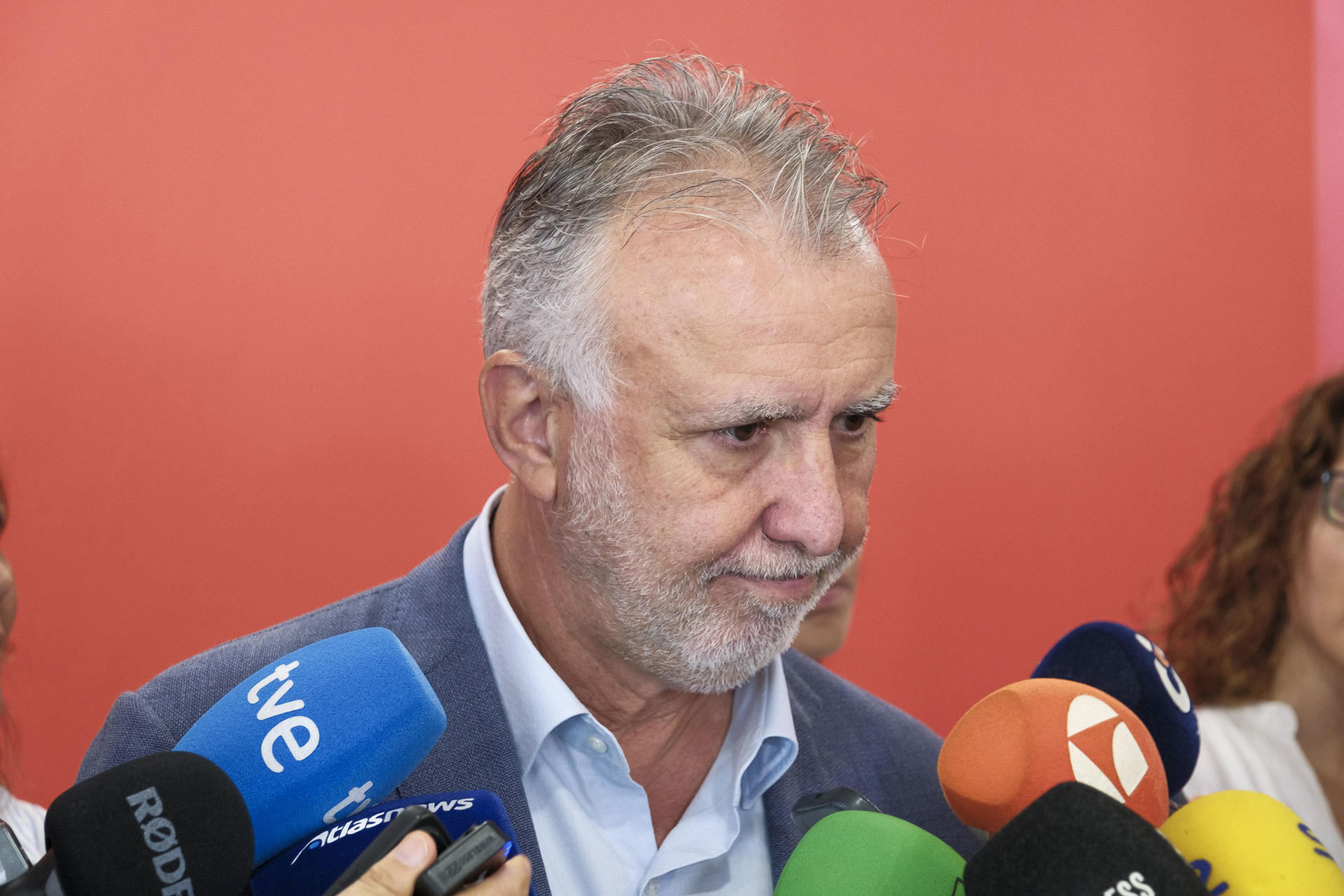 El ministro de Política Territorial y secretario general de los socialistas canarios, Ángel Víctor Torres, atiende a los periodistas este miércoles. EFE/Ángel Medina G.