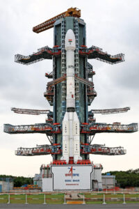 La Organización de Investigación Espacial de la India (ISRO) anunció que el cohete que transportará al satélite NISAR de la NASA, que tiene previsto su lanzamiento este miércoles desde el sur de la India, ya está en su plataforma de despegue. EFE/ X de la Agencia Espacial de la India (ISRO) // SOLO USO EDITORIAL/SOLO DISPONIBLE PARA ILUSTRAR LA NOTICIA QUE ACOMPAÑA (CRÉDITO OBLIGATORIO)