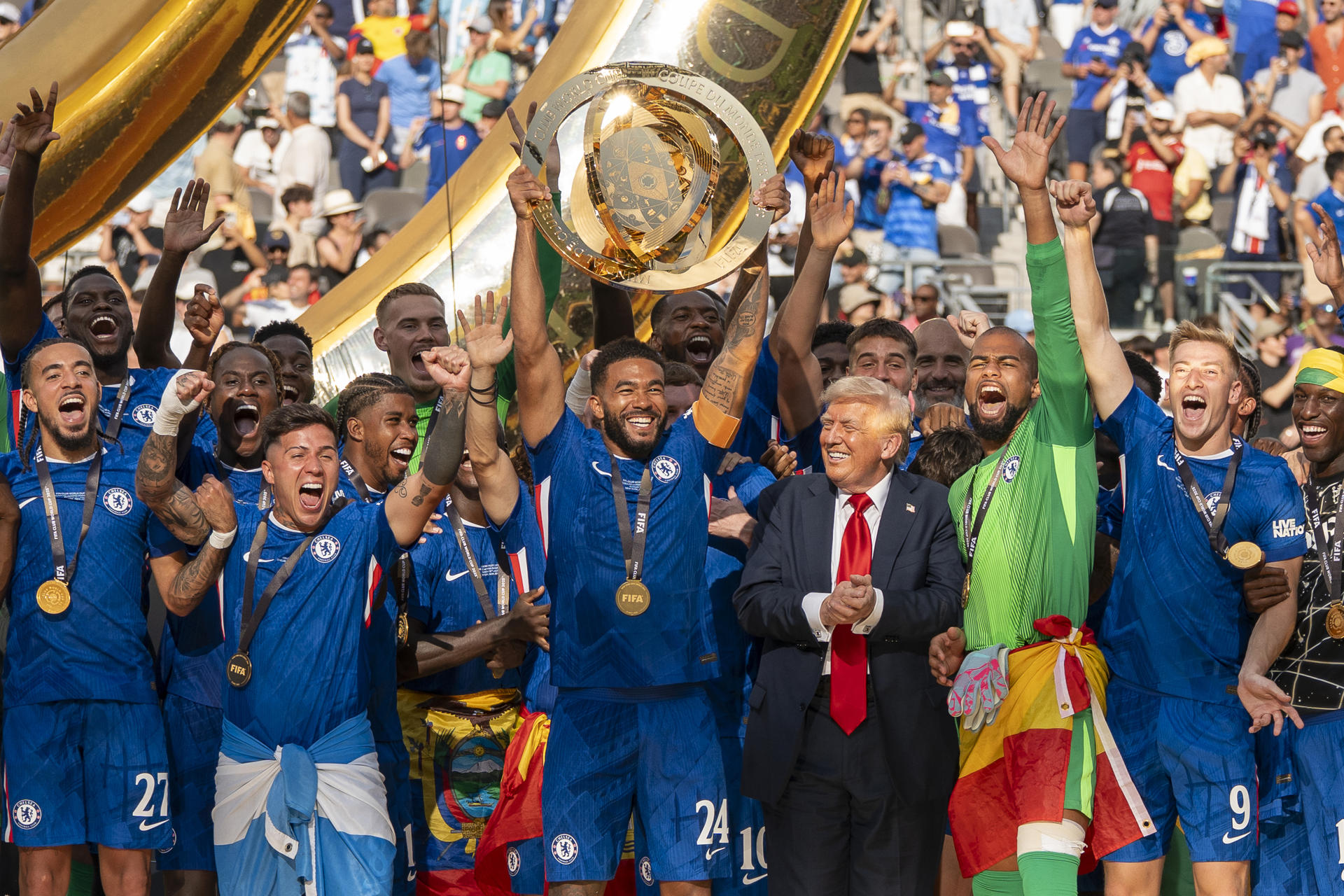 Reece James (c) de Chelsea levanta el trofeo de campeón del Mundial de Clubes junto al presidente de los Estados Unidos, Donald Trump, este domingo, tras vencer a París Saint-Germain (PSG) en el estadio MetLife en Nueva Jersey (Estados Unidos). EFE/ Ángel Colmenares