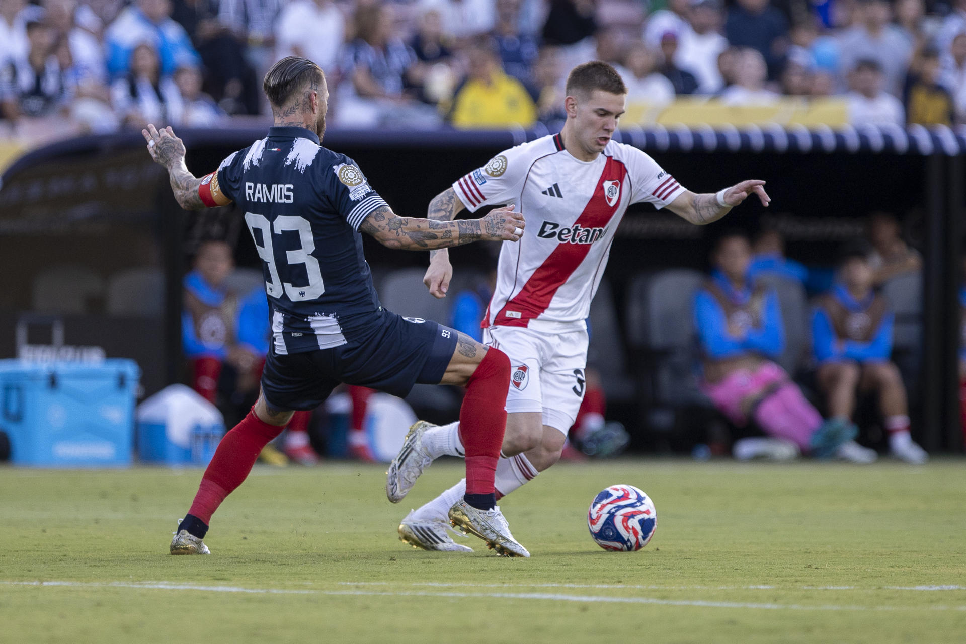 Franco Mastantuono (d), nuevo fichaje del Real Madrid, disputa un balón con Sergio Ramos de Monterrey durante un partido del Mundial de Clubes entre River Plate y Monterrey en el estadio Rose Bowl de Los Ángeles, California (Estados Unidos). EFE/ Ángel Colmenares
