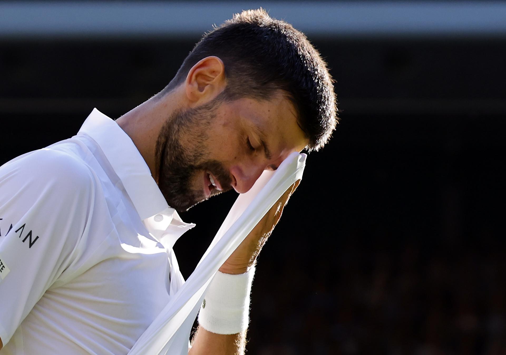 Novak Djokovic se lamenta en Wimbledon, Reino Unido. EFE/EPA/TOLGA AKMEN
