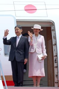 El emperador japonés Naruhito (L) y su esposa, la emperatriz Masako, saludan antes de abordar un avión oficial en el aeropuerto de Haneda en Tokio, el 6 de julio de 2025. EFE/EPA/JIJI PRESS JAPAN OUT EDITORIAL USE ONLY