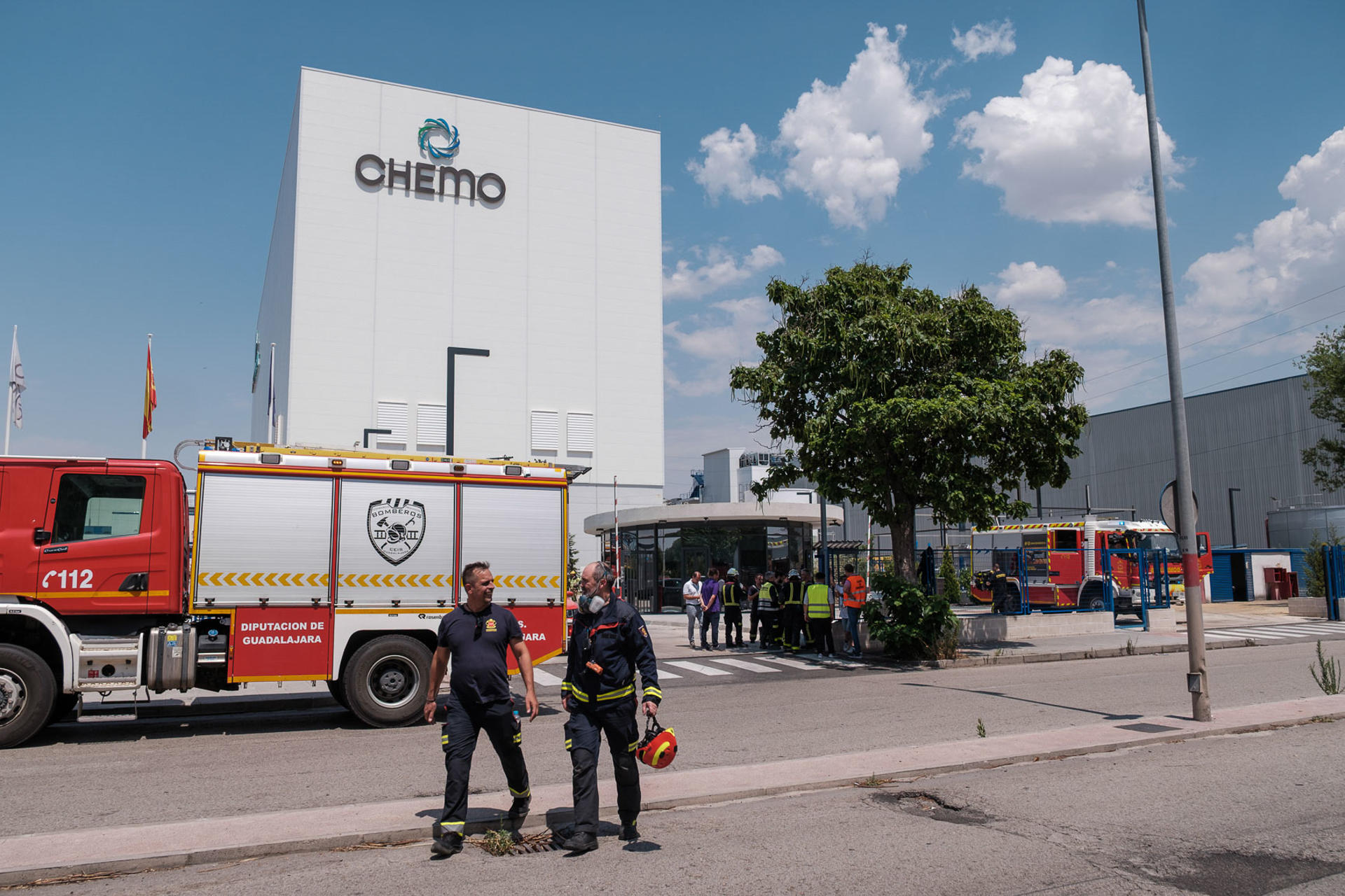 Un incendio en varios depósitos soterrados de una empresa farmacéutica de Azuqueca de Henares (Guadalajara) ha dejado cuatro heridos y ha obligado a la evacuación de entre 600 y 700 trabajadores, que han sido desalojados de forma preventiva. EFE/Nacho Izquierdo