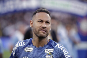 Fotografía de archivo fechada el 9 marzo de 2025 de Neymar, jugador del Santos, previo a un partido del campeonato Paulista ante Corinthians en el estadio Neo Química Arena en Sao Paulo (Brasil). EFE/Sebastiao Moreira /ARCHIVO