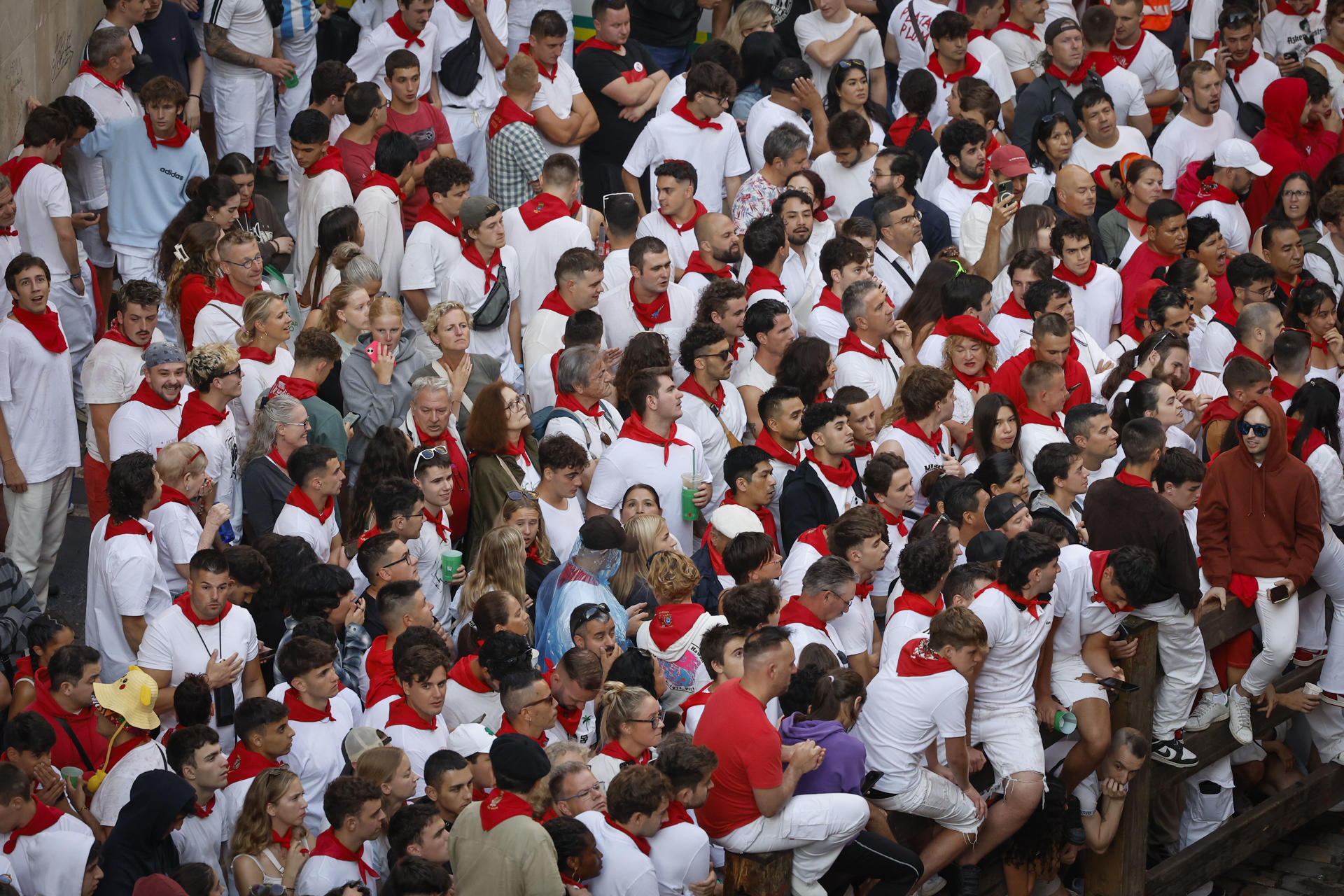 Multitud de personas han asistido para ver este sábado el sexto encierro de unos Sanfermines, protagonizado por los toros de José Escolar. EFE/ Villar López