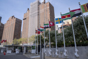 Fotografía de archivo de archivo del 25 de abril de 2025 de la fachada de la sede de las Naciones Unidas, en Nueva York (Estados Unidos). EFE/ Angel Colmenares