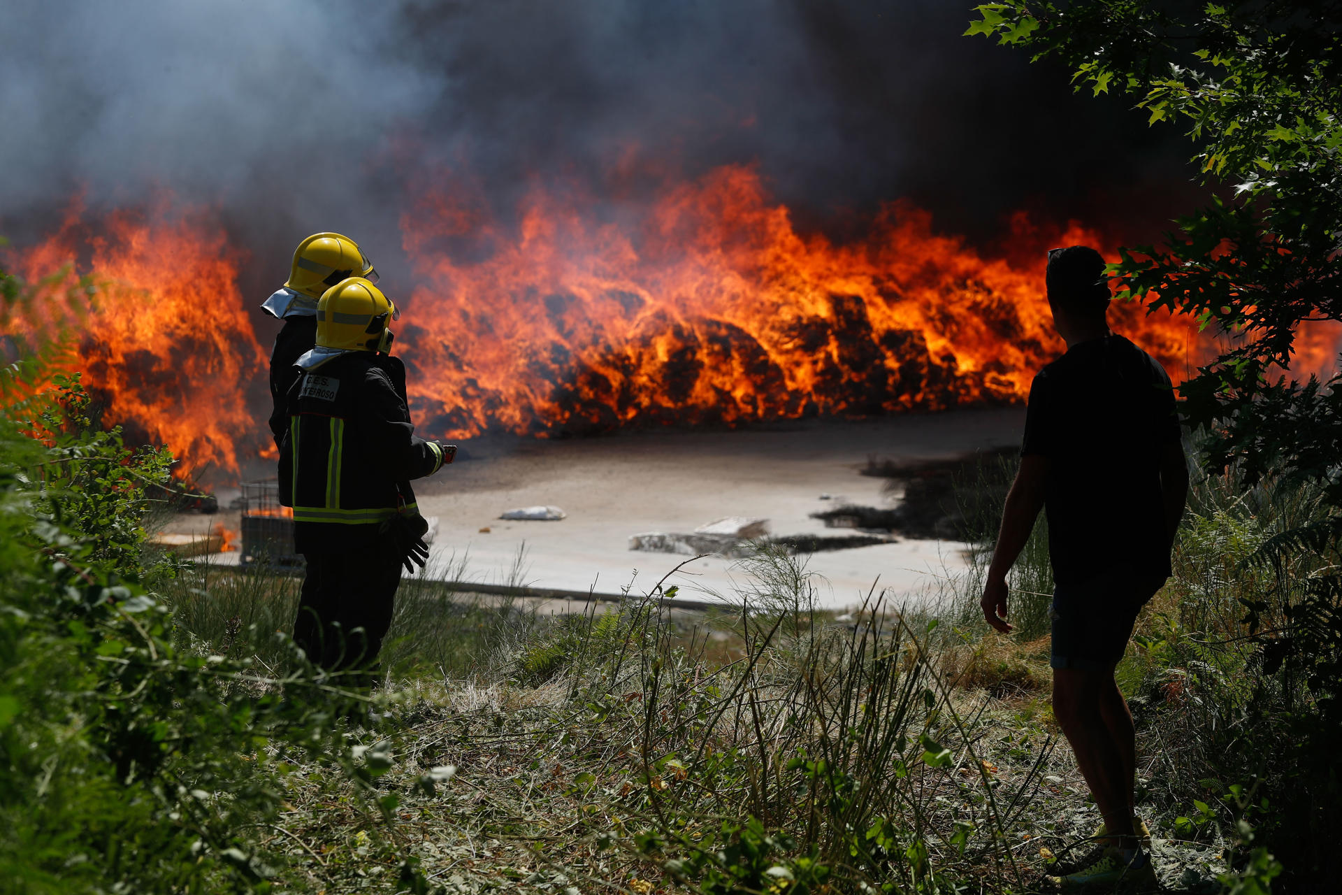 Un incendio industrial que afecta a la nave de la empresa Espomasa, ubicada en la parroquia de Marzá, Palas de Rei, Lugo, ha levantado una humareda que se ve a kilómetros de distancia. EFE/Eliseo Trigo
