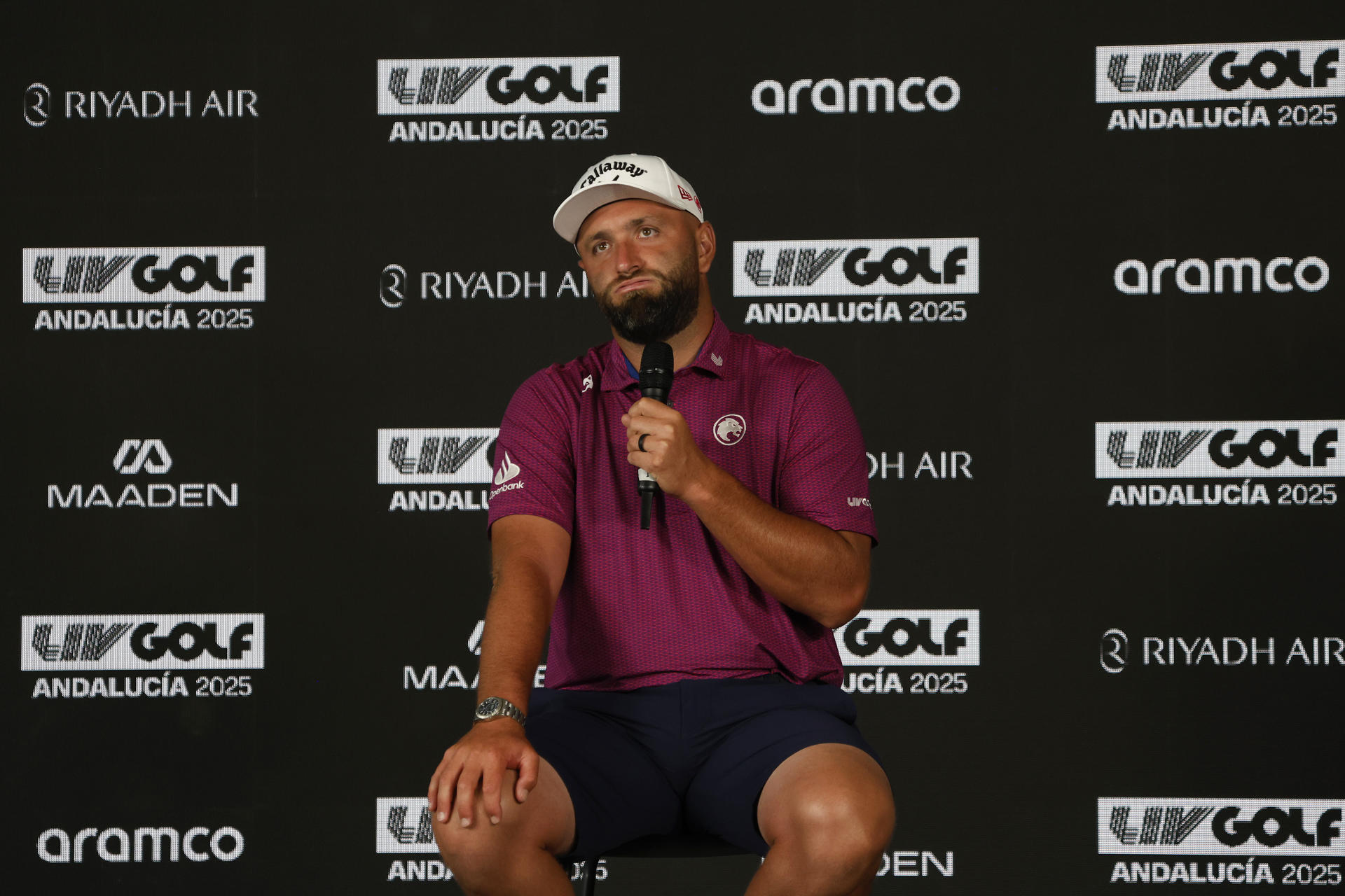 El jugador de golf y capitán del equipo de la Legión XIII, Jon Rahm, durante la rueda de prensa ofrecida como presentación de la tercera edición del LIV Golf Andalucía 2025, el circuito de golf financiado por Arabia Saudí, que se juega en el campo Real Club Valderrama en San Roque (Cádiz). /EFE/A.Carrasco Ragel.
