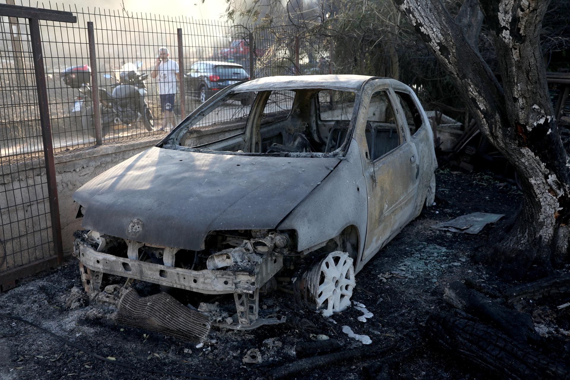 Un coche carbonizado durante un incendio forestal cerca del suburbio de Pikermi, al este de Atenas, 3 de julio de 2025. EFE/GEORGE VITSARAS
