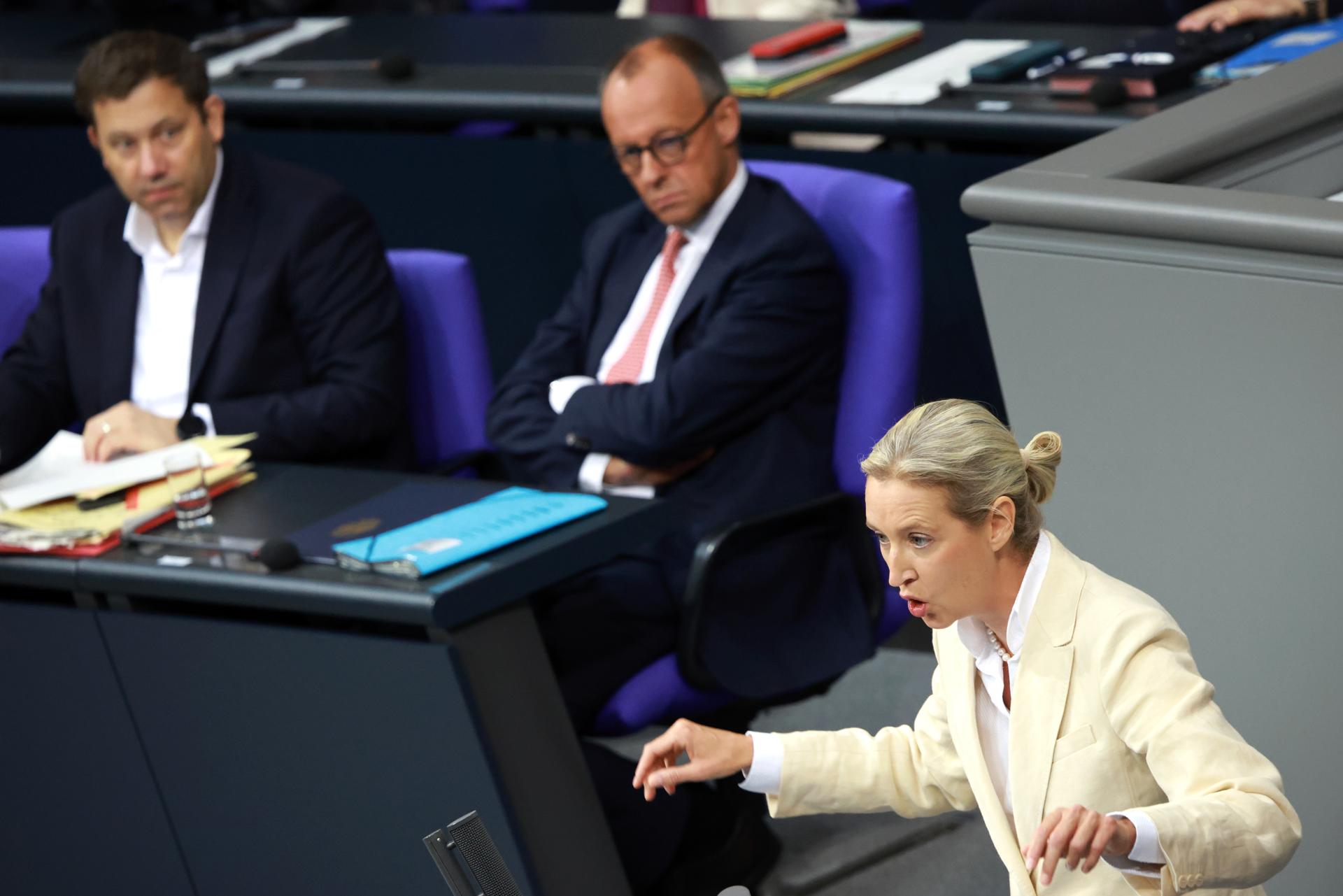 La copresidenta de Alternativa para Alemania (AfD), Alice Weidel (D), habla junto a la canciller alemana Friedrich Merz (C) y el ministro de Finanzas alemán, Lars Klingbeil (I) en el Parlamento alemán, el 9 de julio de 2025. EFE/EPA/CLEMENS BILAN