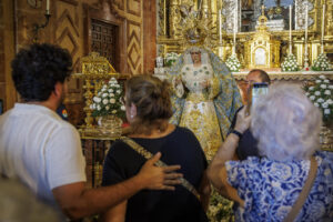 Imagen de archivo de fieles y curiosos ante la Virgen Macarena en su basílica en la capital andaluza tras la polémica restauración. EFE /Julio Muñoz
