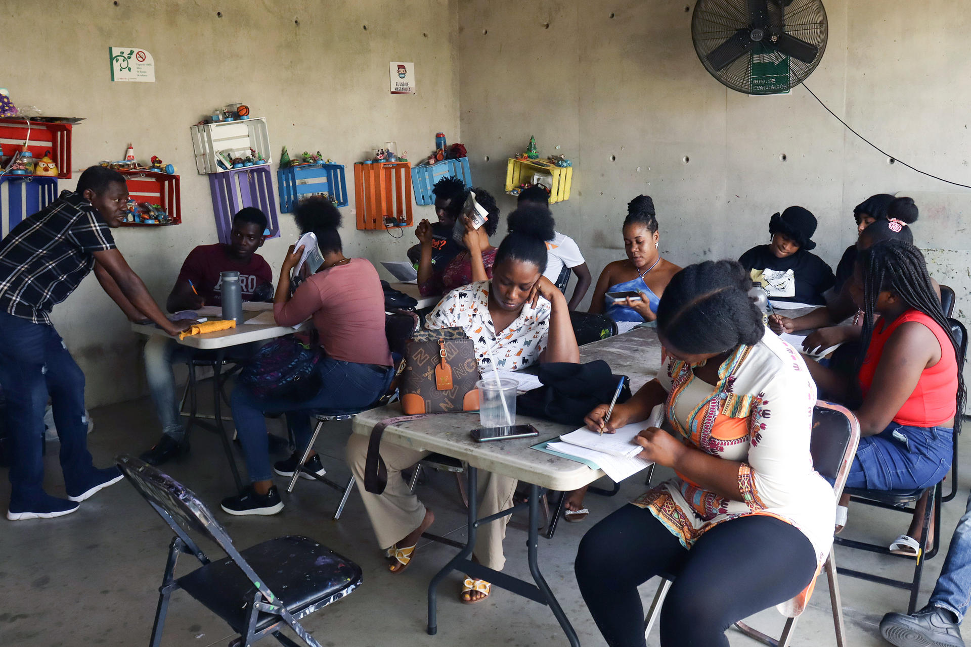 Inmigrantes haitianos toman clases de español este lunes, en Tapachula (México). EFE/ Juan Manuel Blanco