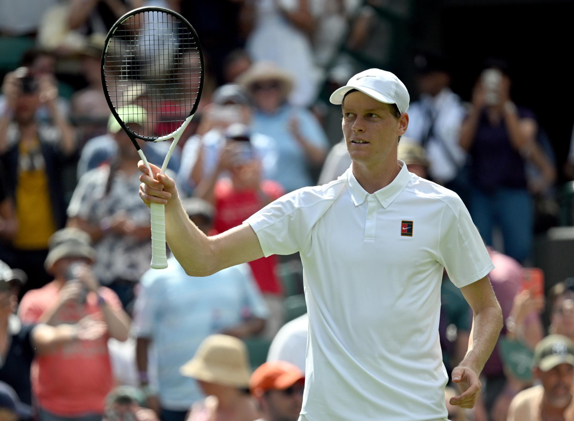 El italiano Jannik Sinnercelebra su victoria en su debut en Wimbledon ante el italiano Luca Nardi. EFE/EPA/DANIEL