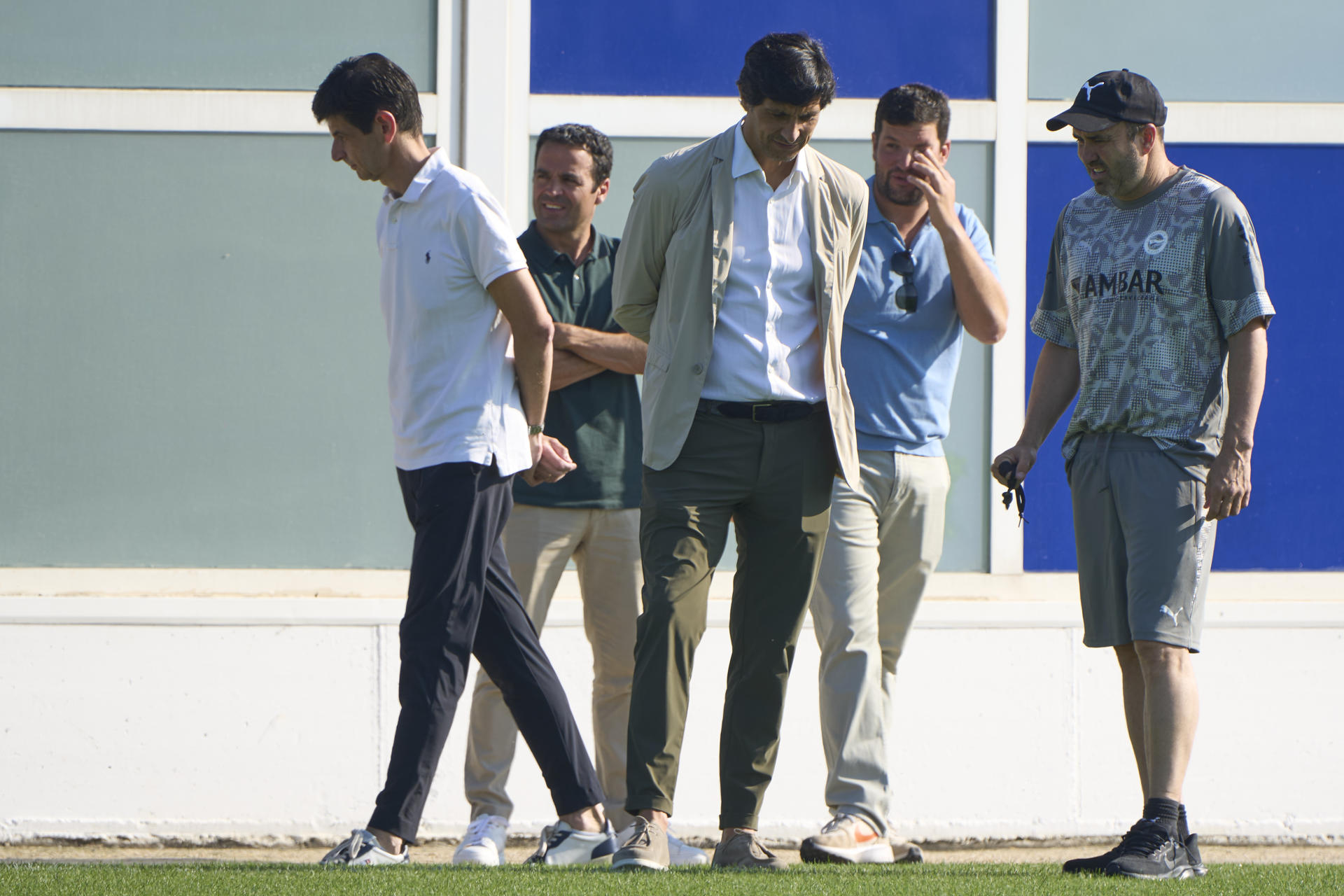 El presidente del Alavés, Alfonso Fernández de Troconiz (i), junto director deportivo del equipo, Sergio Fernández (3d), conversa con el entrenador del Equipo, el 'Chacho' Coudet (d), durante el entrenamiento en la ciudad deportiva de Ibaia (Vitoria-Gasteiz). EFE/ Adrian Ruiz Hierro