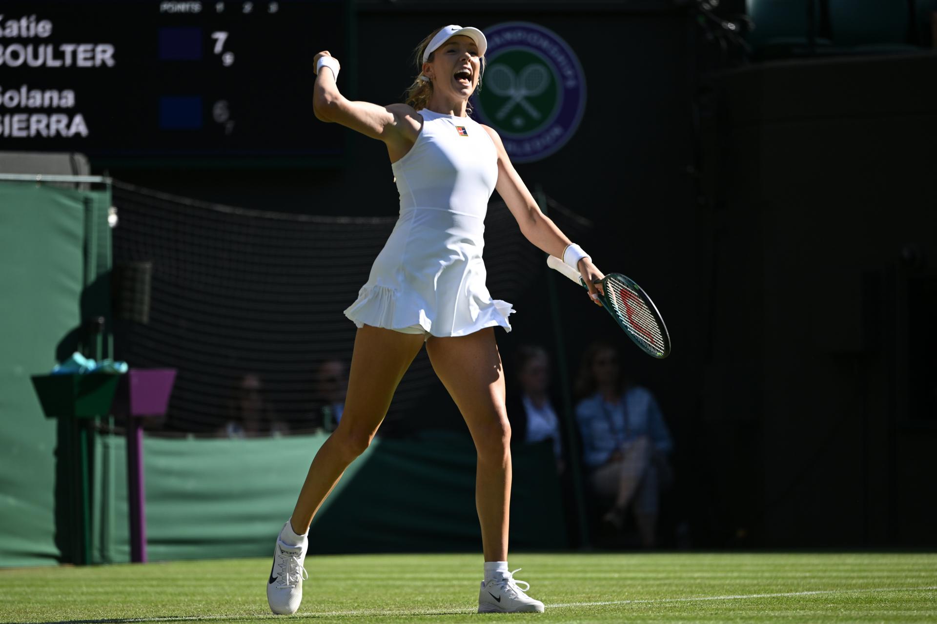 La argentina Solana Sierra, que había entrado al cuadro final como repescada de la fase previa ('lucky loser'), está en tercera ronda tras sorprender a la británica Katie Boulter por 6-7 (7), 6-2 y 6-1. EFE/EPA/DANIEL HAMBURY
