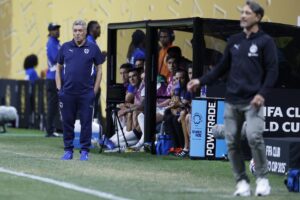 Domènec Torrent, técnico del Monterrey (i), durante el partido del Mundial de Clubes ante el Borussia Dortmund en Atlanta. EFE/EPA/ERIK S. LESSER