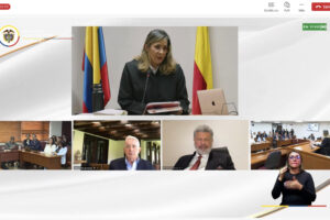 Captura de video del Complejo Judicial de Paloquemao que muestra a la jueza, Sandra Heredia (arriba), al abogado Jaime Granados (2d-abajo) y al expresidente colombiano Álvaro Uribe (2i-abajo), durante una audiencia que se realiza este lunes, en Bogotá (Colombia). EFE/ Complejo Judicial de Paloquemao