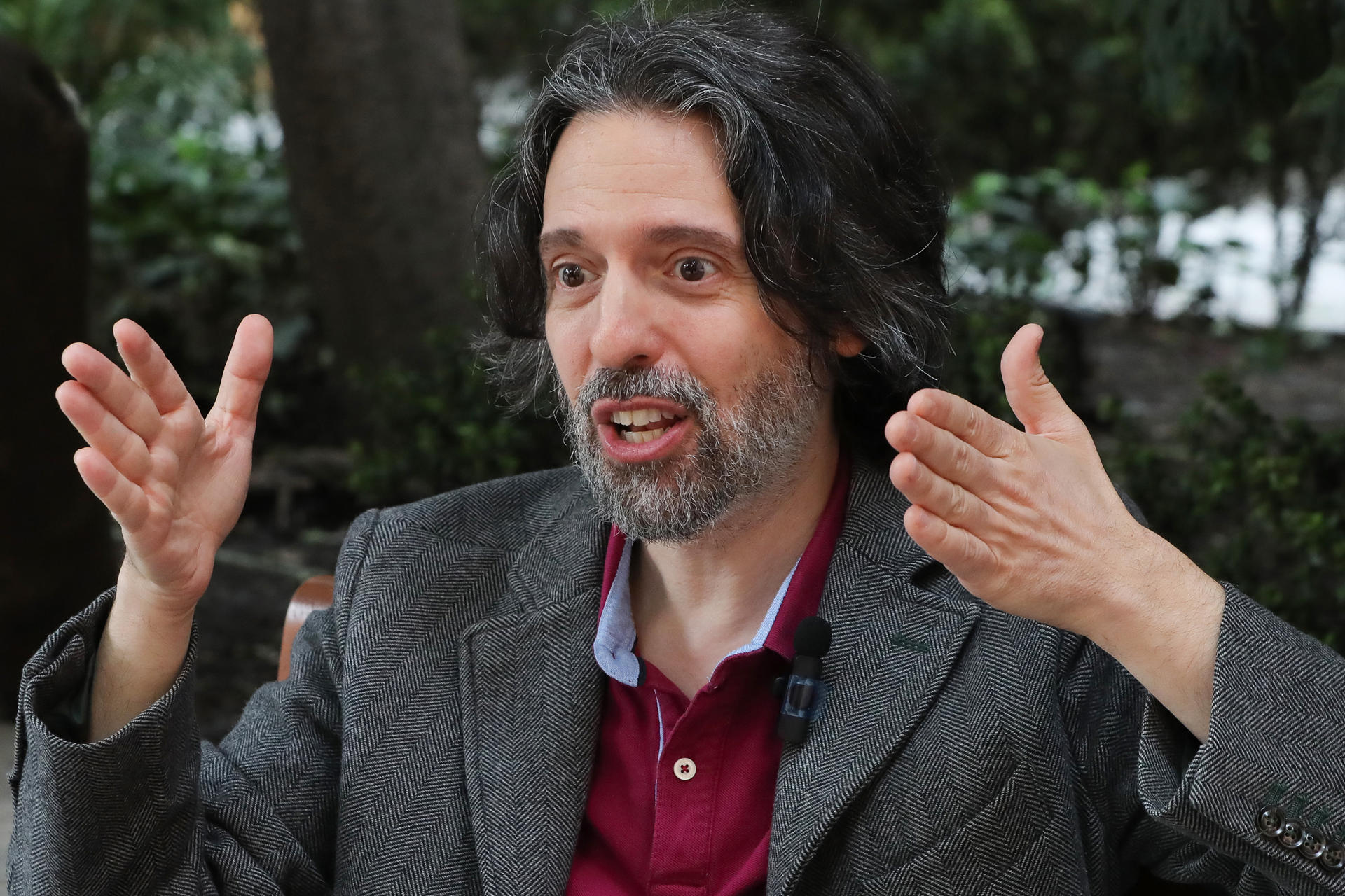 El escritor argentino Andrés Neuman habla durante una entrevista con EFE este viernes, en Ciudad de México (México). EFE/ Mario Guzmán