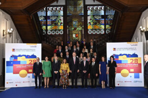 - El rey Felipe VI acompañado por varias personalidades a su llegada hoy viernes a la inauguración del XXVIII foro España-Estados Unidos que se celebra en Santander. EFE / Pedro Puente.