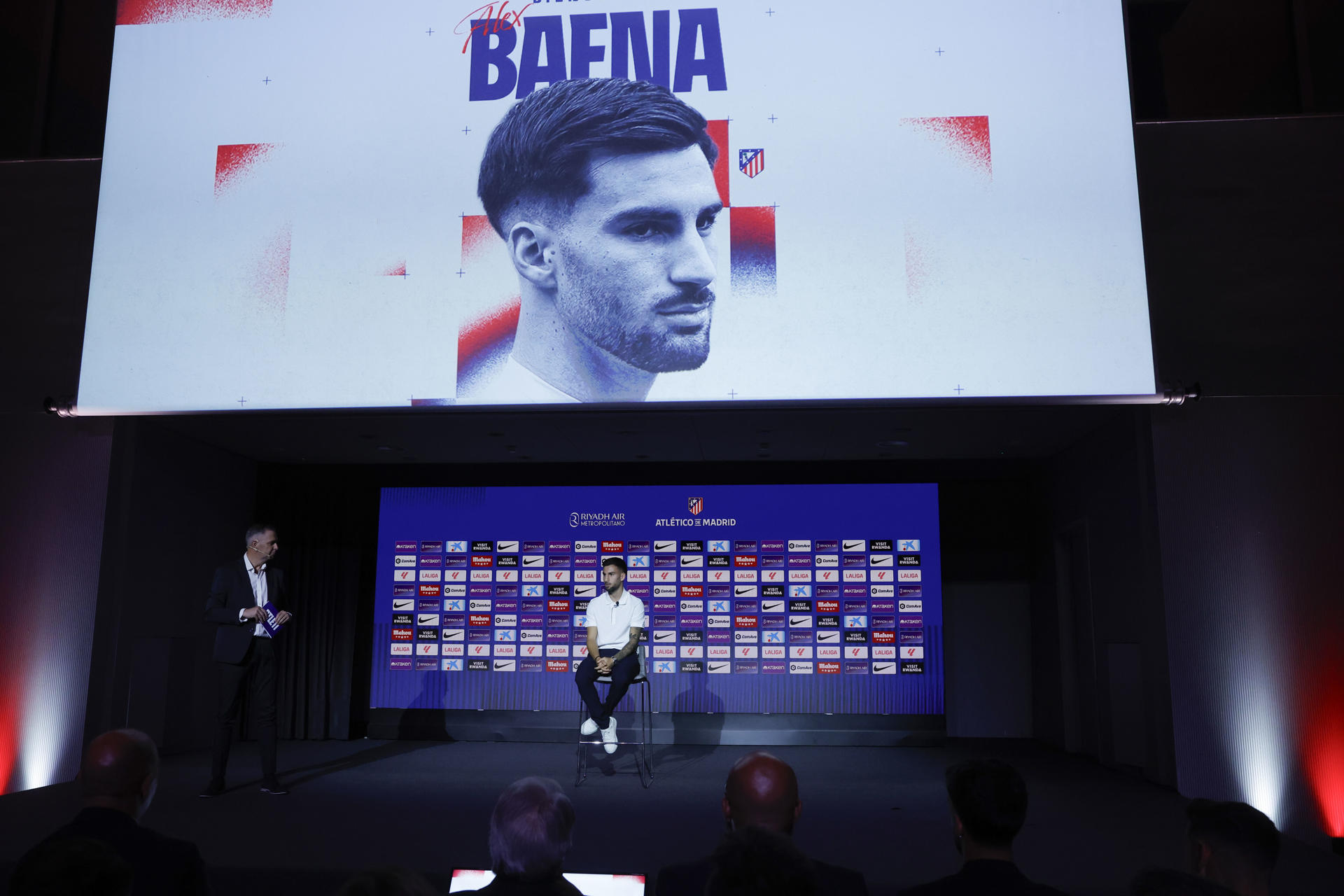 El centrocampista Álex Baena durante su presentación como nuevo jugador del Atlético de Madrid, este lunes en el estadio Metropolitano de la capital. EFE/ Zipi