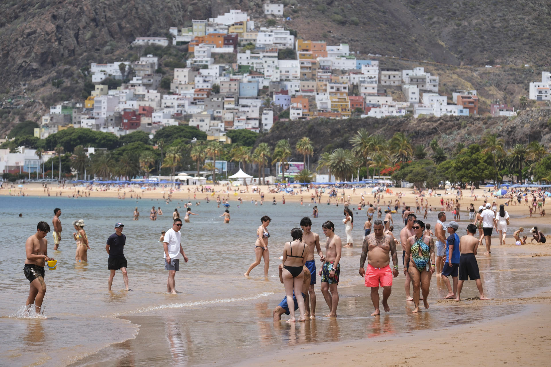 En la imagen, bañistas en la playa de Las Teresitas este jueves, en Santa Cruz de Tenerife. EFE/Alberto Valdés
