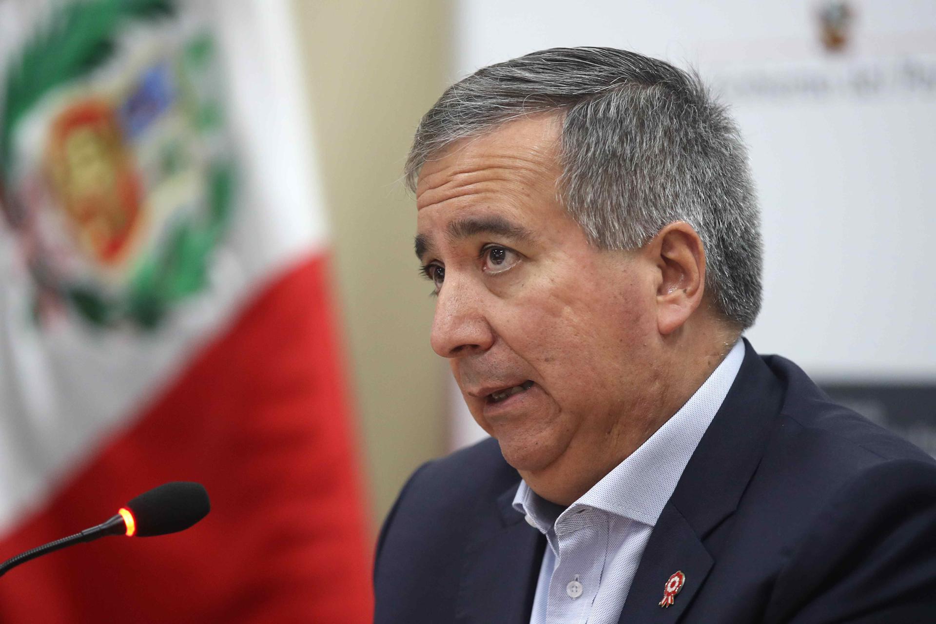 El ministro de Economía y Finanzas de Perú, Raúl Pérez Reyes, habla en una rueda de prensa este martes, en Lima (Perú). EFE/ Paolo Aguilar

