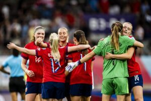 Las jugadoras de Noruega celebran la victoria ante Finlandia en la Eurocopa. EFE/EPA/JEAN-CHRISTOPHE BOTT